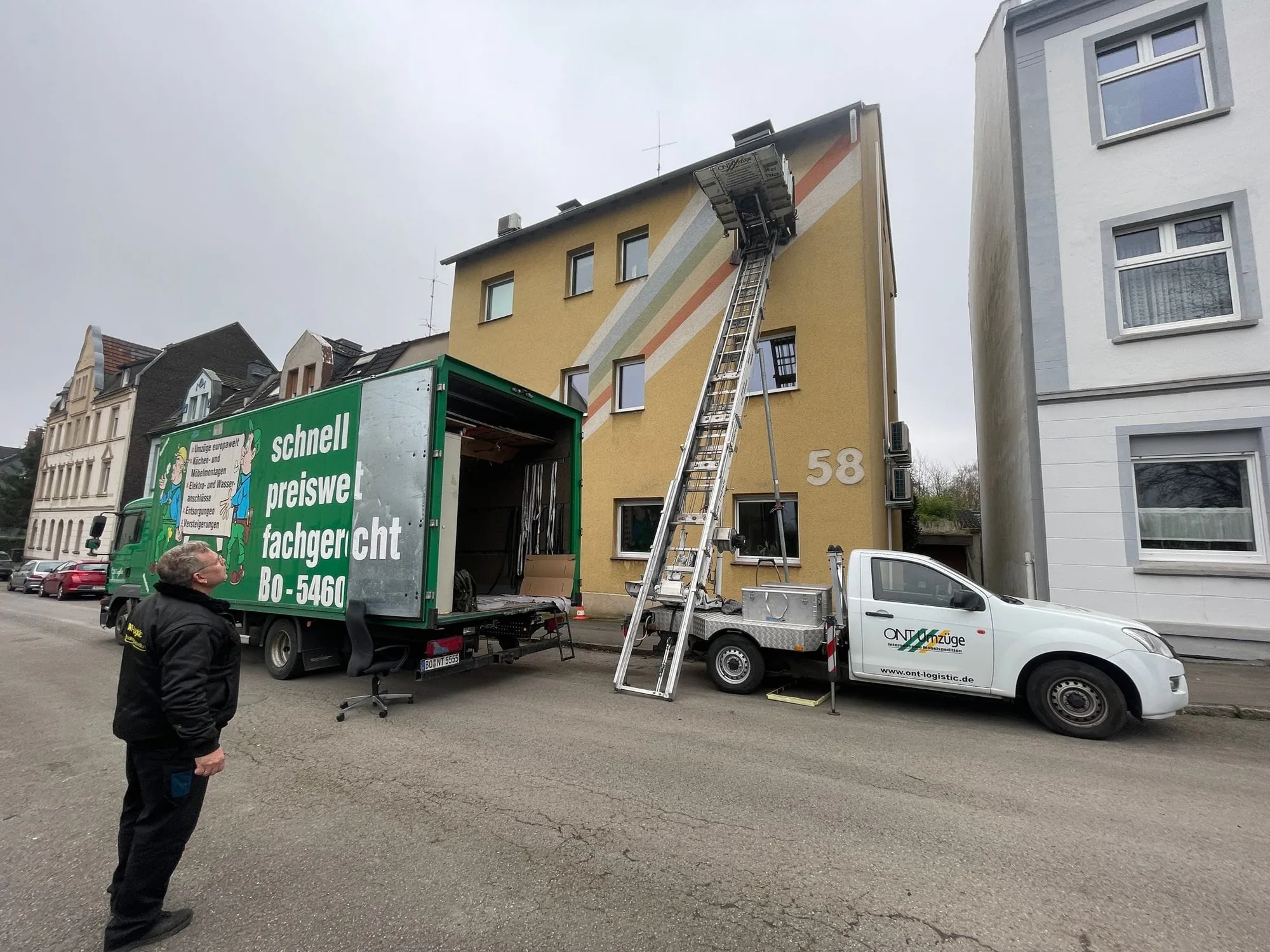 Möbellift und ONT-Fahrzeuge im Einsatz